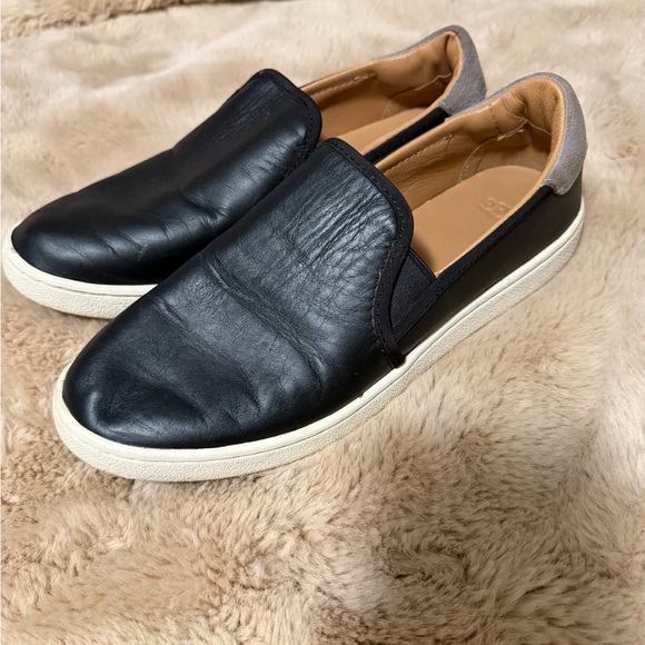 UGG Cas Black Leather Slip-On Loafer with Gray Heel Accent Women’s 8.5 - Picture 2 of 5